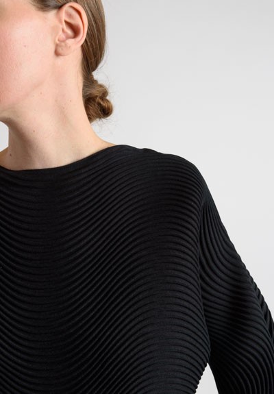 Issey Miyake Short River Pleated Top in Black	