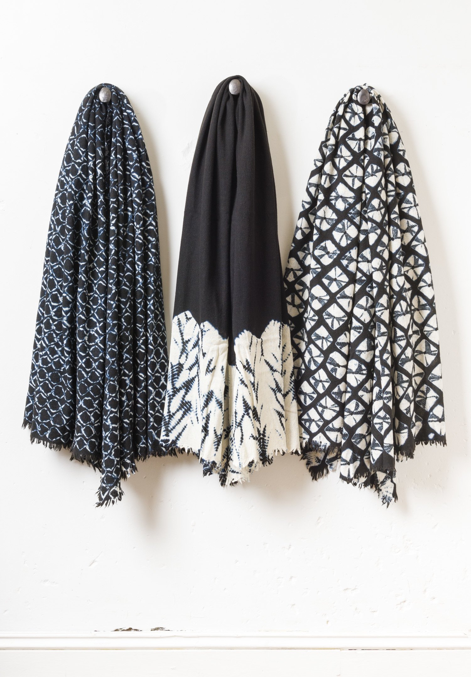 Suzusan Temawashigumo Shibori Throw in Black/ White Santa Fe Dry