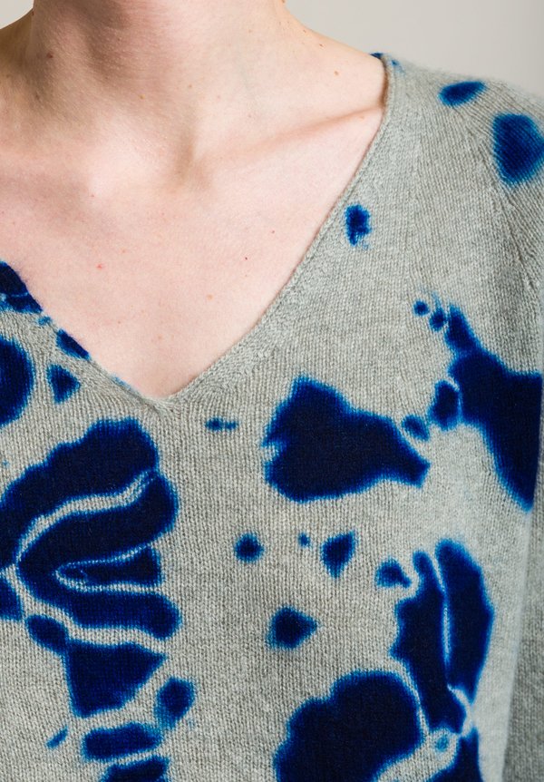 Suzusan Cashmere V-Neck Madara Shibori Sweater in Royal Blue/Grége