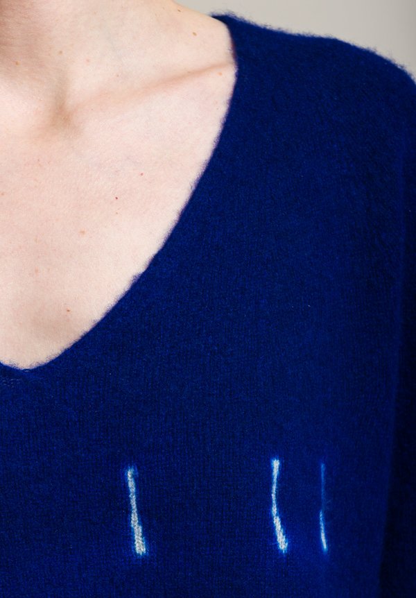 Suzusan Cashmere V-Neck Awase Makinui Shibori Sweater in Royal Blue/Grége