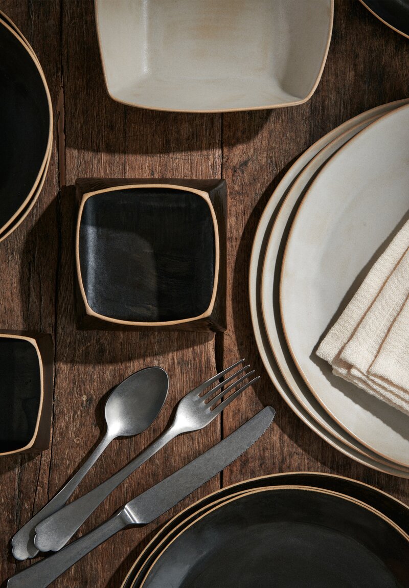 Laurie Goldstein Ceramic Dinner Plate in Black