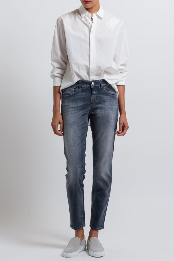 Closed Baker Cropped Narrow Jeans in Easy Wash Grey	