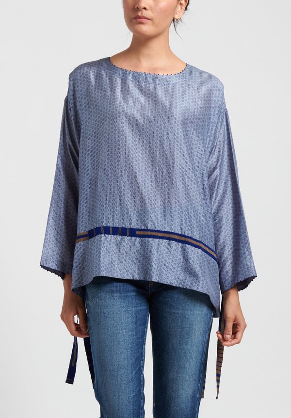 Péro Printed Ribbon Accent Top in Blue