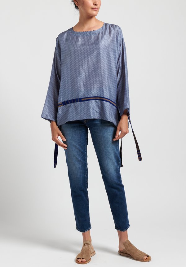 Péro Printed Ribbon Accent Top in Blue