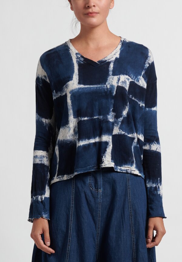 Gilda Midani Pattern Dyed Long Sleeve V-Neck Trapeze Tee in Blue	