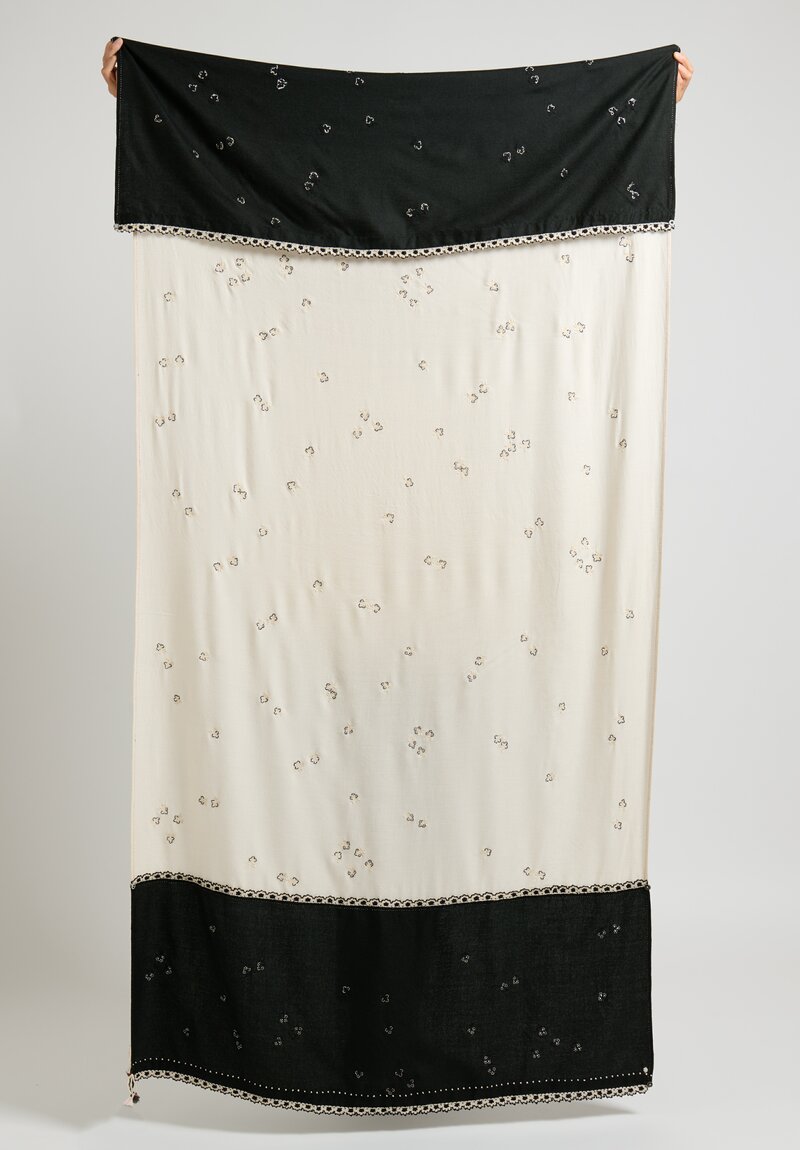 Péro Embroidered Scarf in Black and White	