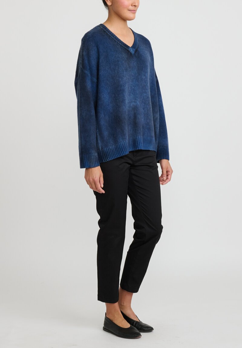 Avant Toi Brushed Cashmere Maglia V-Neck Sweater in Nero Genziana Blue