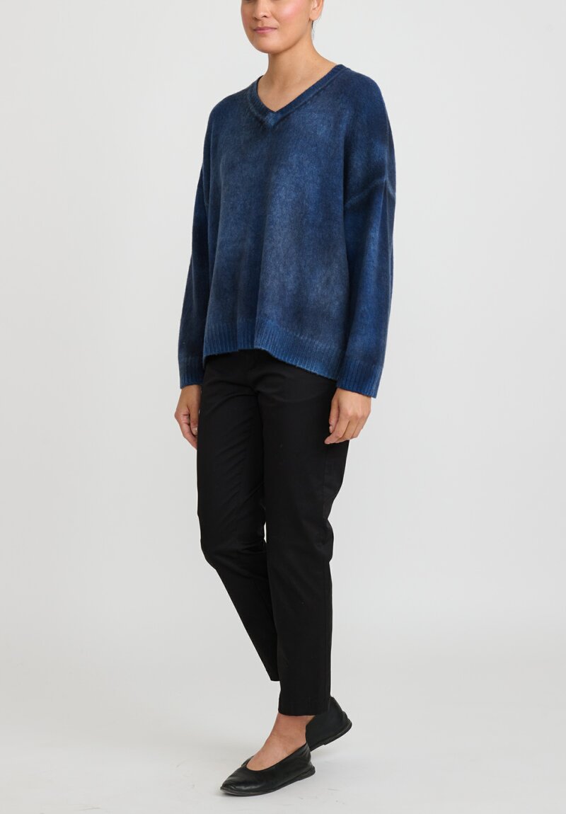 Avant Toi Brushed Cashmere Maglia V-Neck Sweater in Nero Genziana Blue