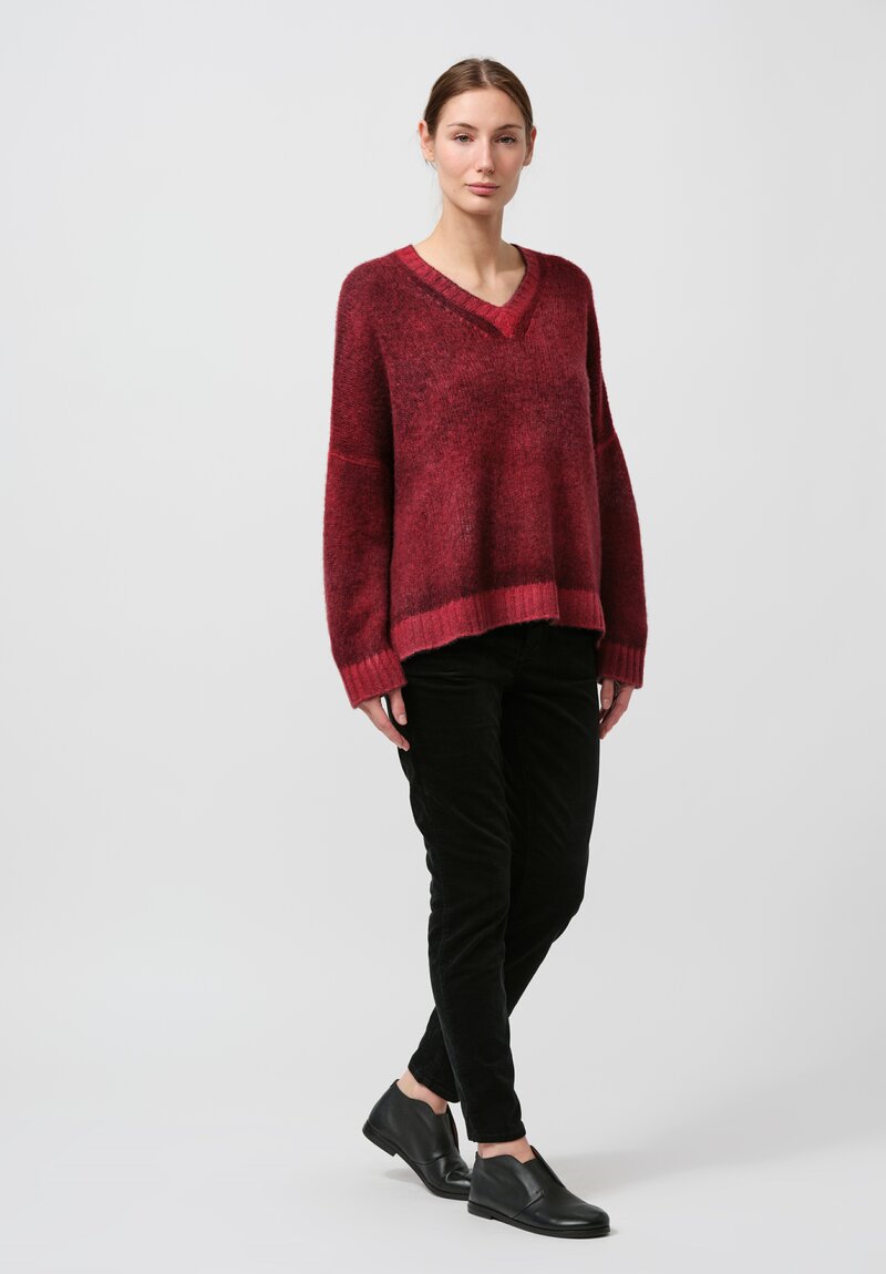 Avant Toi Hand-Painted Cashmere & Silk Barchetta V-Neck Pullover in Nero Camellia Red	