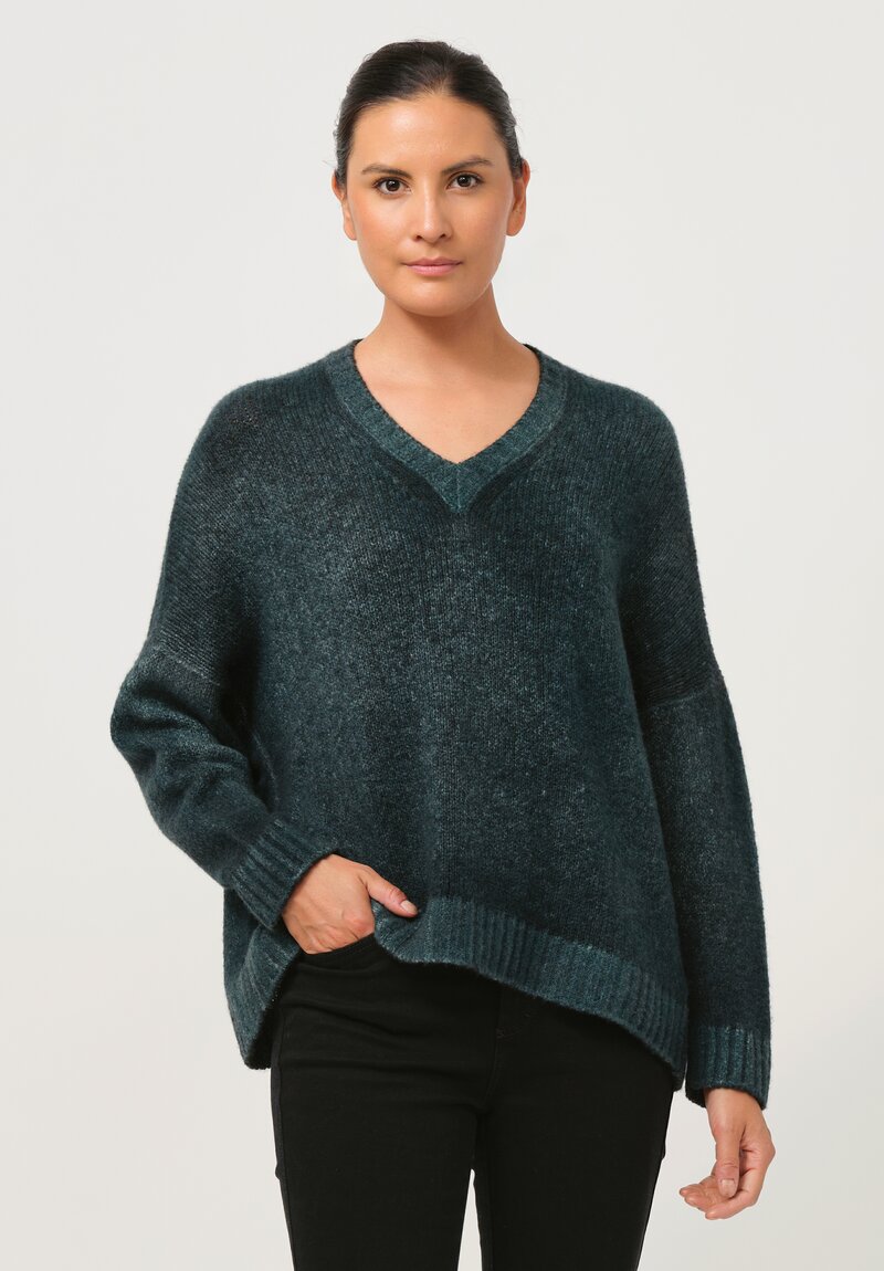 Avant Toi Hand-Painted Cashmere & Silk Barchetta V-Neck Pullover in Nero Provence Green	