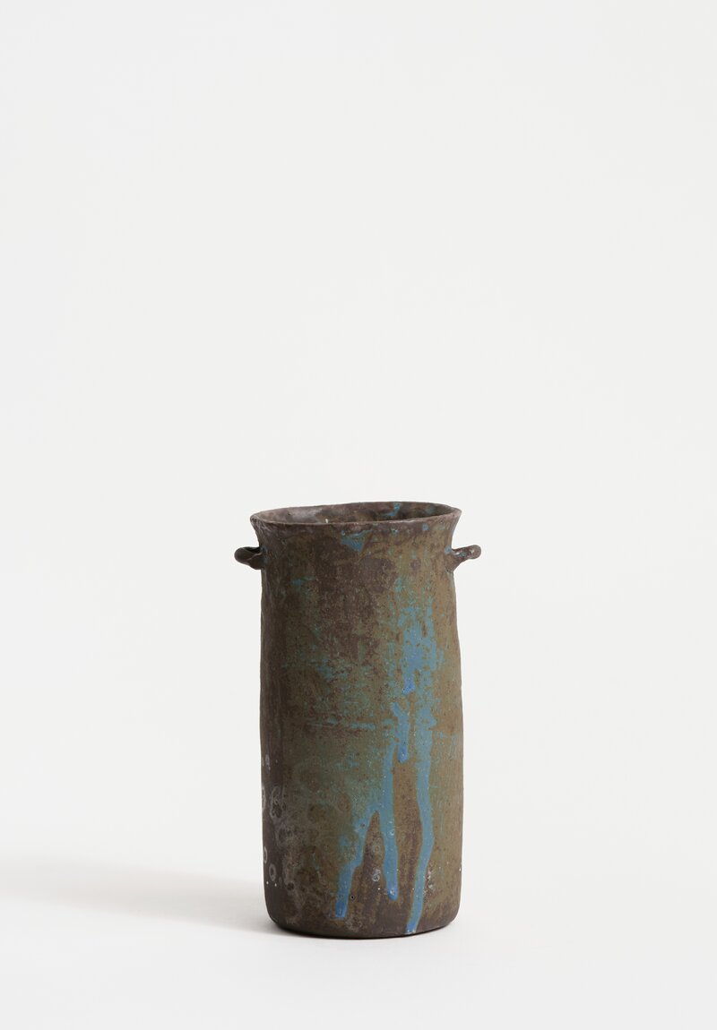 Nobue Ibaraki Long Vase Poignées in Weathered Lapis Brown	