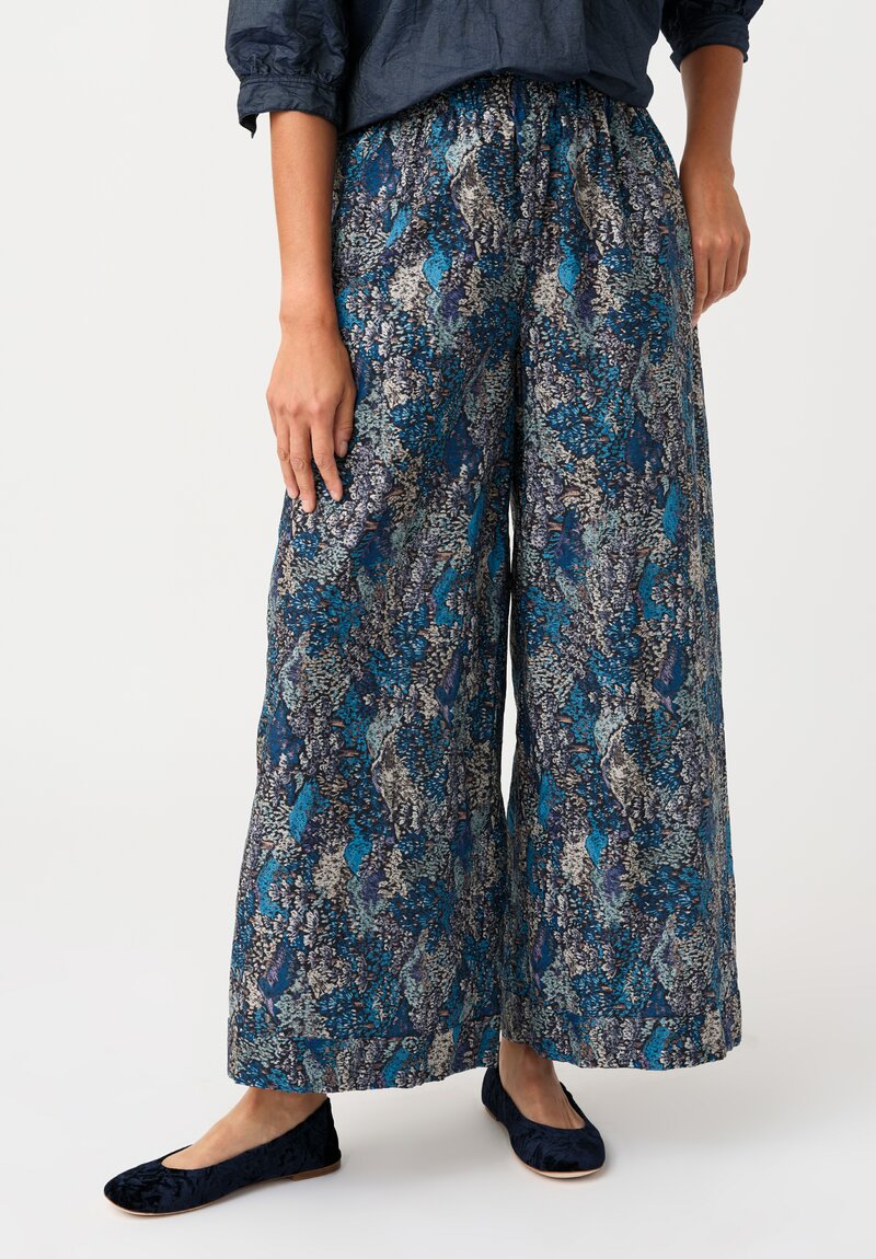 Daniela Gregis Washed Texture Cotton Wide Leg High Waist Pigiama Tasche Pants with Slightly Cropped Ankle Length Hemline in Blue Flower Fantasia Pattern Cropped Detail Front View