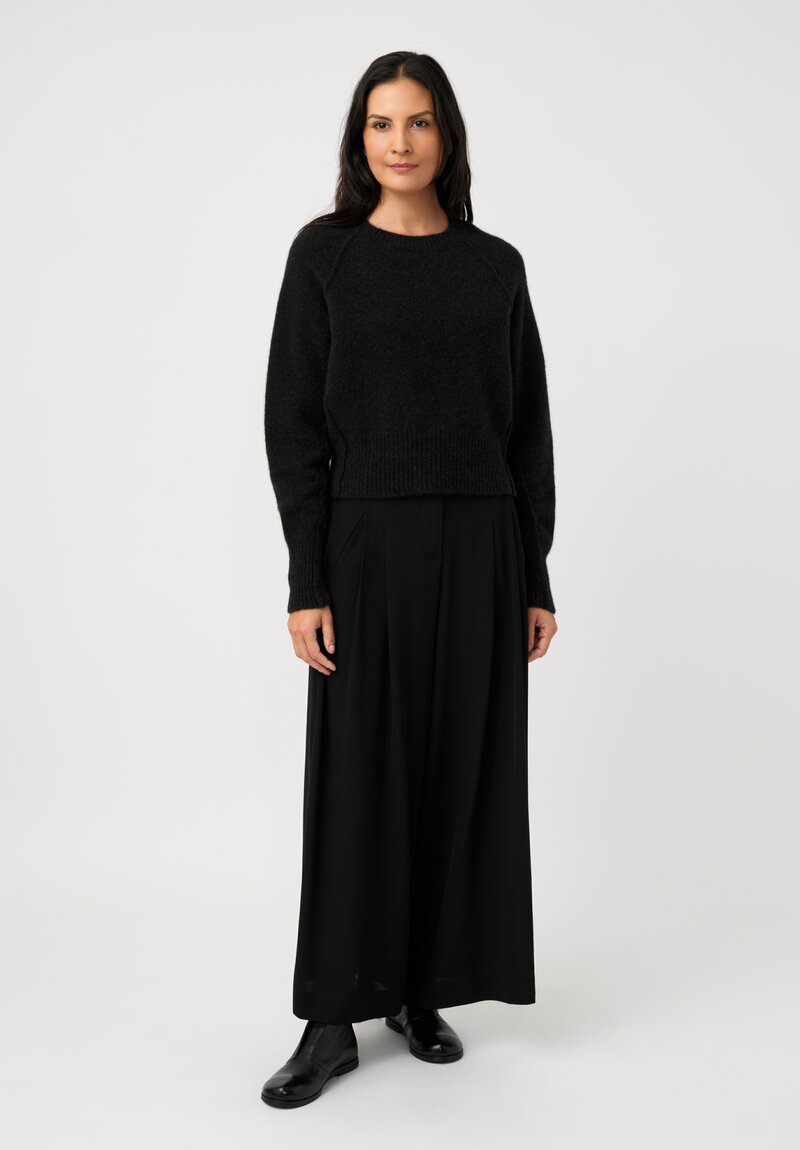 Isabel Benenato Cashmere & Silk Reverse Seam Raglan Sweater in Charcoal Black