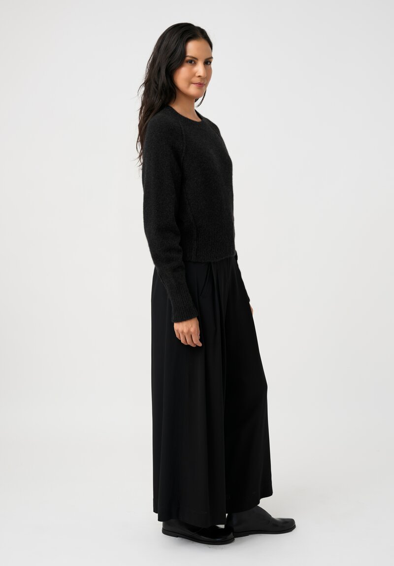 Isabel Benenato Cashmere & Silk Reverse Seam Raglan Sweater in Charcoal Black