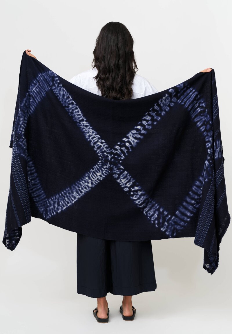 I Pezzi Dipinti Lambswool Samode Shock Shawl Indigo Navy + White