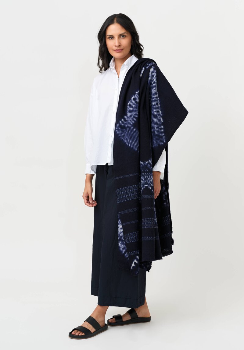 I Pezzi Dipinti Lambswool Samode Shock Shawl Indigo Navy + White