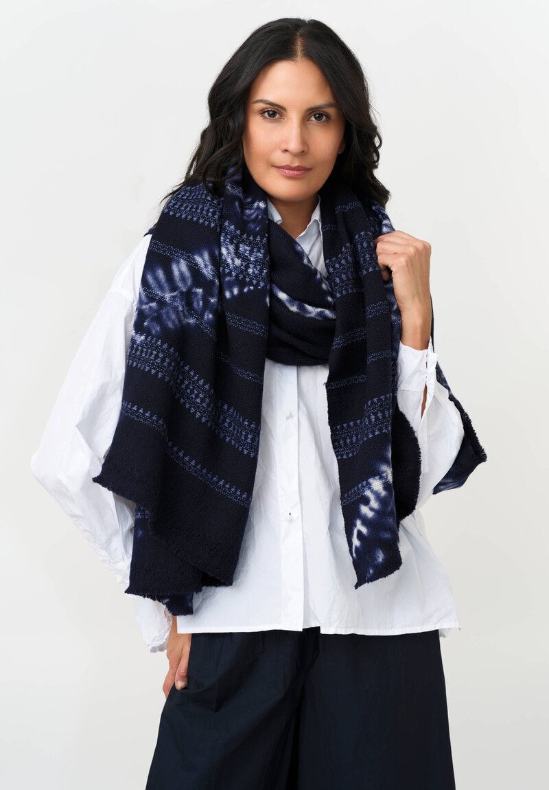 I Pezzi Dipinti Lambswool Samode Shock Shawl Indigo Navy + White