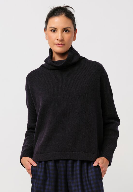 Daniela Gregis Knitted Cashmere Dolcevita Classic Turtleneck Sweater in Navy Blue	