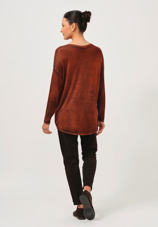 Avant Toi Cashmere & Silk Hand-Painted V-Neck Sweater in Nero Alchechengi Orange	