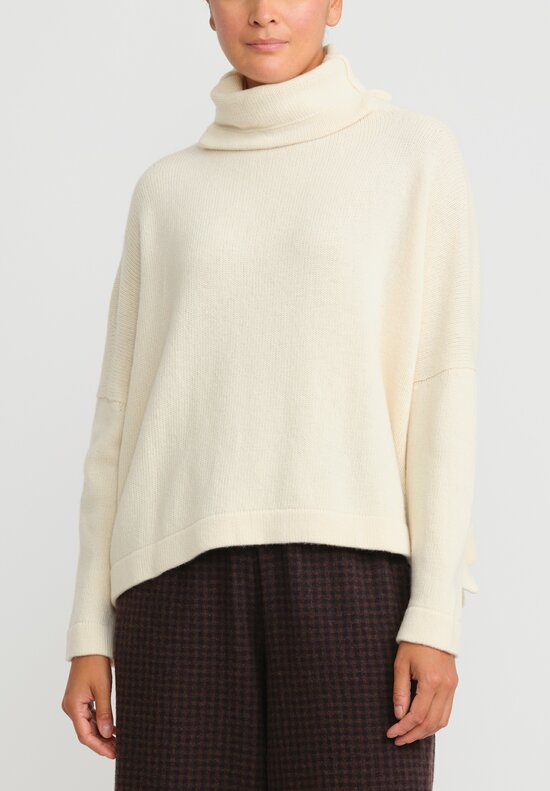 Daniela Gregis Knitted Cashmere Dolcevita Classic Turtleneck Sweater in Natural