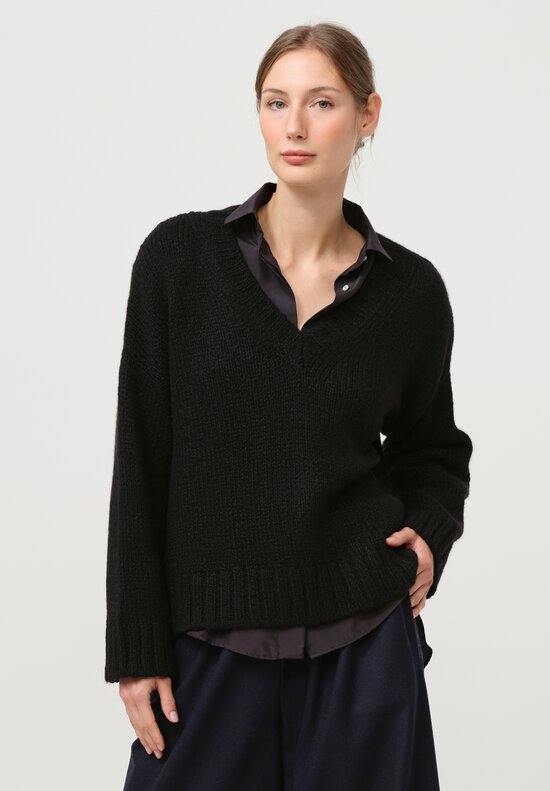 Asciari Cashmere Ferro V-Neck Sweater in Black	