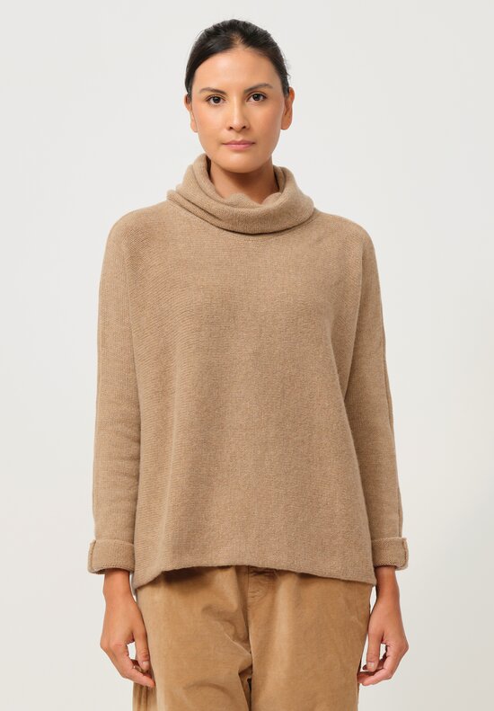 Album di Famiglia Serie Numerata Cashmere Dolcevita Turtleneck in Sugar Brown	