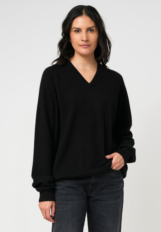 Frenckenberger Cashmere Boyfriend V-Neck Sweater in Black