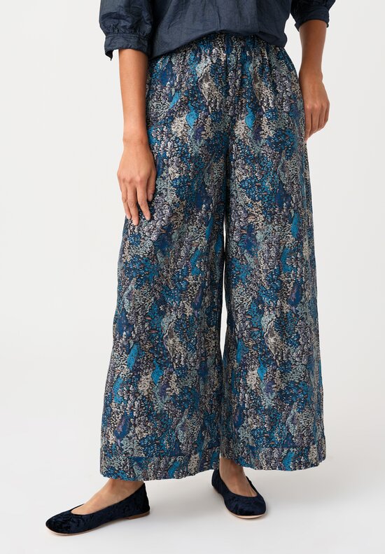 Daniela Gregis Washed Texture Cotton Wide Leg High Waist Pigiama Tasche Pants with Slightly Cropped Ankle Length Hemline in Blue Flower Fantasia Pattern Cropped Detail Front View