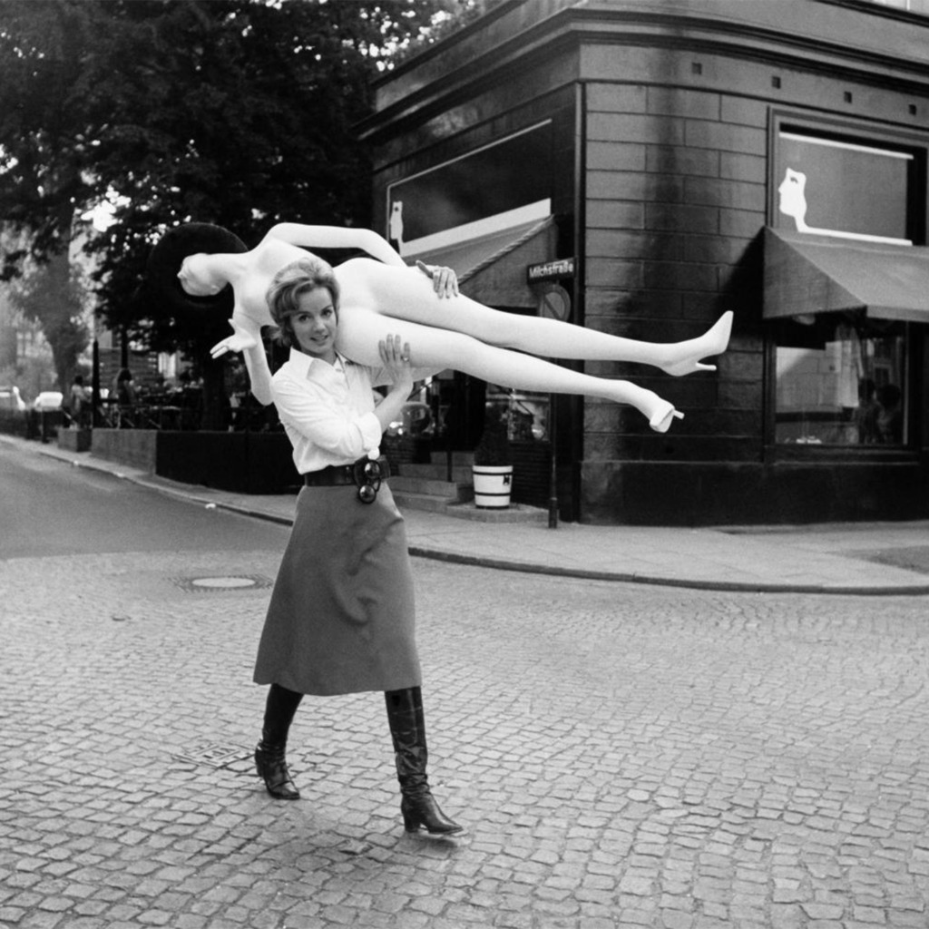 Jil Sander Carrying Mannequin Outside of her Original Parisian Boutique